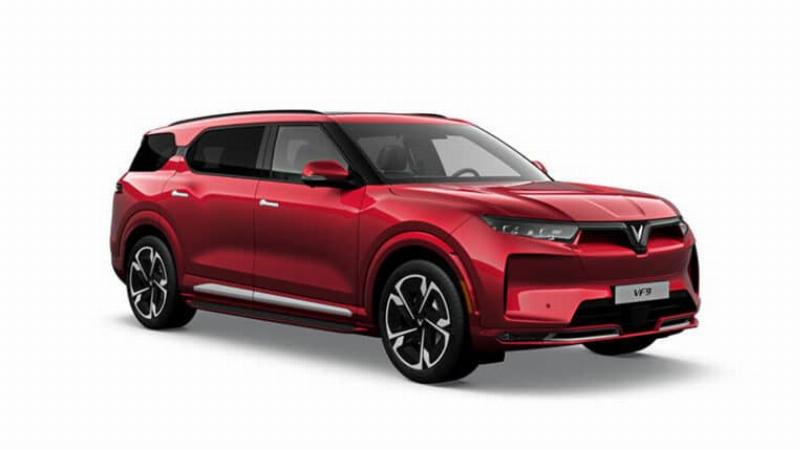 Khoang lái hiện đại của xe Vinfast với màn hình trung tâm hiển thị thông tin dẫn đường và cảnh báo, hỗ trợ tránh lỗi đi vào đường cấm ô tô